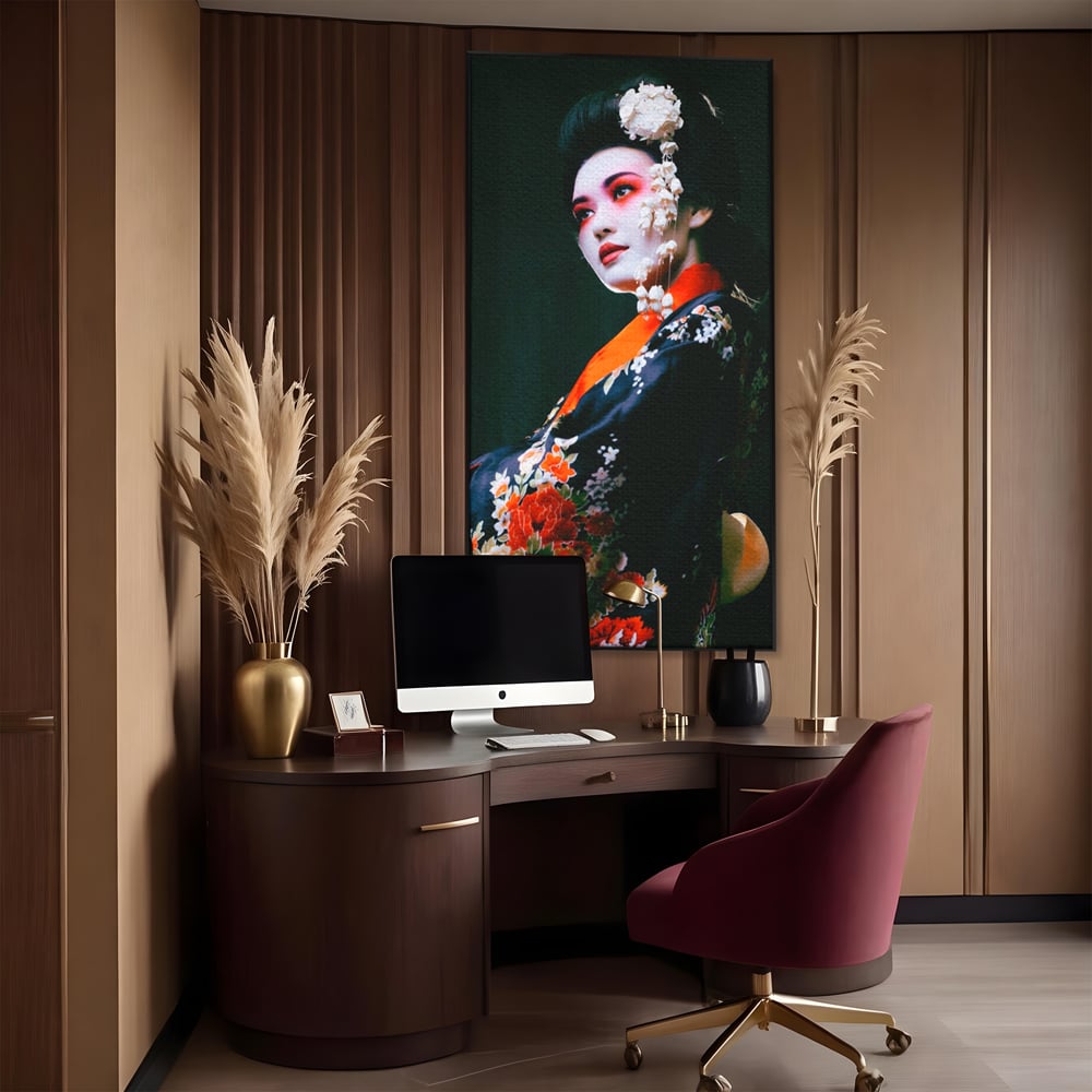 Tablou canvas cu tablou portret gheisa japoneza, in rama de aluminiu negru, pe perete intr-un birou